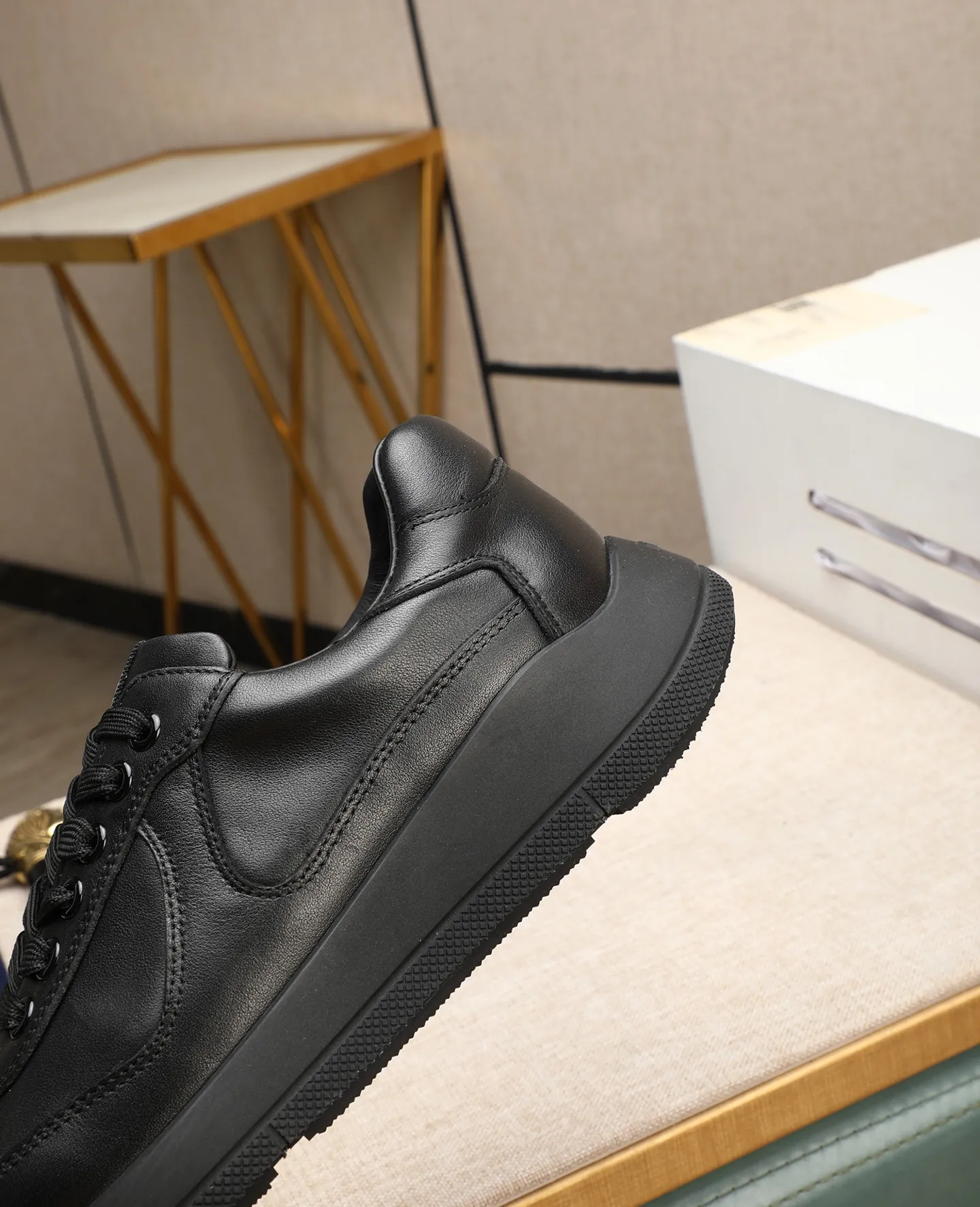 Men's shoes 💰600 Top quality New hot models on the official website, timeless for a century, 🆘 Trendy brand (Prada) mainly promotes hot models, avant-garde and versatile fashion men's shoes private version molding, cowhide surface splicing 1:1 oil edge treatment... fashionable and simple, original imported cowhide lining cowhide feet; the atmosphere and personality are more fashionable, eye-catching and pursuing class, it will subvert the old idea and be a must-have for fashion trendsetters with you! Must keep it for yourself! High-end comfort, high-end quality workmanship. Size: 38-44 Various colors available. full package